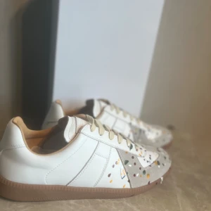 Maison Margiela sneakers – Vit - Säljer ett par Maison Margiela sneakers i storlek 42. ✔️ Äkta, exklusiva och ikoniska ✔️ Fint skick – sparsamt använda ✔️ Bekväma och lätta att matcha Perfekt chans att få tag på ett par designer-skor till ett bättre pris 👟     (Priset kan självklart sänkas vid snabb och smidig affär)