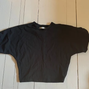 Figursydd tshirt - Svart tshirt med indragen midja, storlek 150 alltså xs, skriv om du har frågor🖤finns en likadan vit på min profil!