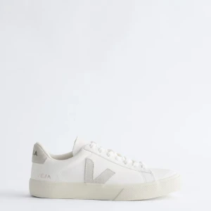 Vita sneakers från Veja - Säljer pga fel storlek, använd 2 gånger. Pris kan diskuteras ny pris 1600