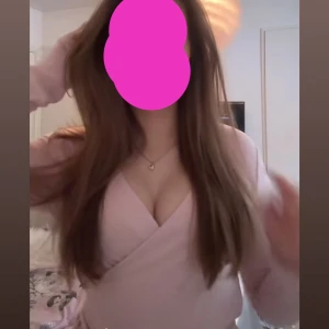 Ljusrosa omlottopp med knyt - Säljer en ljusrosa omlottopp med långa ärmar och knyt i sidan. Toppen har v-ringning och är croppad, vilket ger en trendig och avslappnad look. Perfekt att matcha med jeans eller kjol för en snygg outfit.