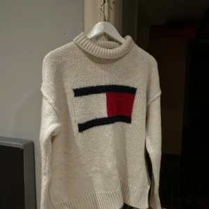 Vit stickad polotröja Tommy Jeans - Vit stickad polotröja från Tommy Jeans, aldrig använt ! 