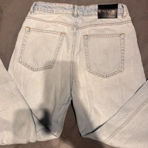 GRUNT Ljusblå 28 - Säljer ett par ljusblå jeans från Grunt i klassisk femficksmodell. Jeansen har raka ben, normal passform och är tillverkade i bomull. En stilren look som passar till det mesta.