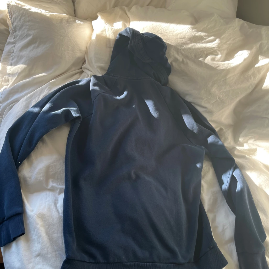 Mörkblå hoodie från Under Armour - 1