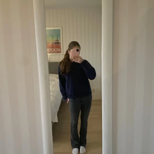 Mörkgrå Jeans från Gina Tricot - Säljer dessa supersnygga jeans från Gina tricot!🩶 Dem här fransat upp sig lite nertill bl.a ( kolla de sista 3 bilderna!) 