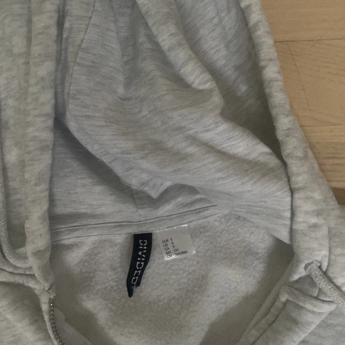 Ljusgrå hoodie från Divided - 1