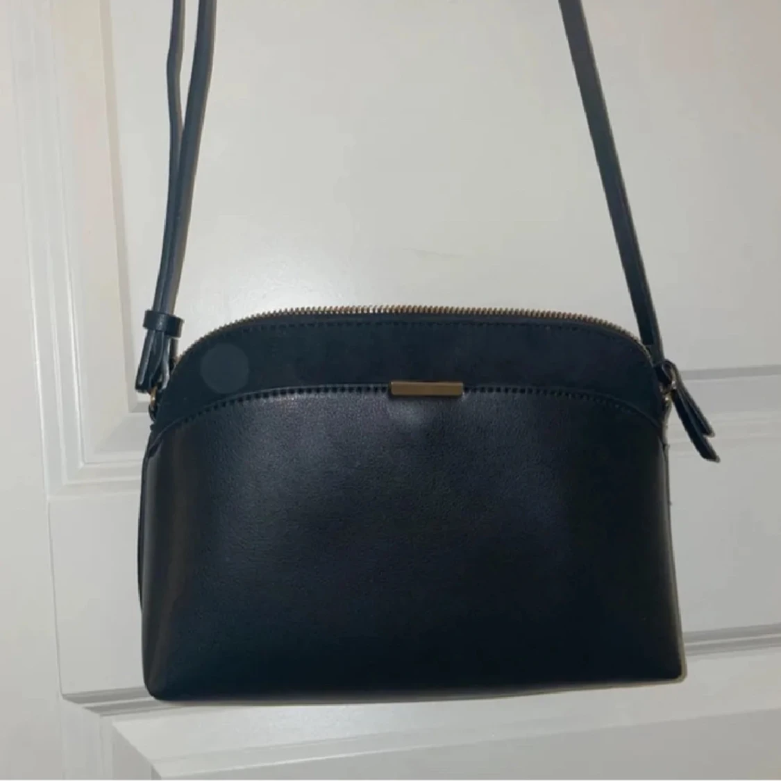 Axelremsväska med guld detaljer 