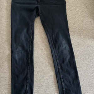 Mörk blå jeans från Acne Studios - Mörk blå jeans från Acne Studios, modell Flex Basement. Jeansen har klassisk femficksdesign och är tillverkade i stretchig denim med 98% bomull och 2% elastan för en bekväm passform. Snygg, smal siluett och diskret tvätt.