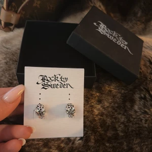 Silver leopardörhängen Rock by Sweden - Coola örhängen från Rock by Sweden i silverfärgat metall med leopardhuvud-design. Kommer i original ask. HELT OANVÄNDA!