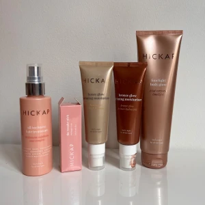 Hickap smink - Säljer 5 stycken produkter från Hickap som inte kommit till användning. Wonder sticken är i färgen vintage rose och har inte provats/använts. Resten av produkterna har öppnats och provats någon enstaka gång men inte mer. Body glow har endast provats på handen och inget mer. Ord priset på dessa 5 ligger på 1.335kr men säljer alla för 350kr. Om du skulle vilja köpa en av produkterna så går det bra att skriva till mig.