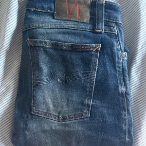 Blåa Nudie Jeans! - Snygga mörkblåa jeans från Nudie Jeans! Använda en del, men har mycket kvar att ge. Hör av dig om du har frågor eller behöver fler bilder. Priset kan diskuteras vid snabb affär! 💯📦  29/32