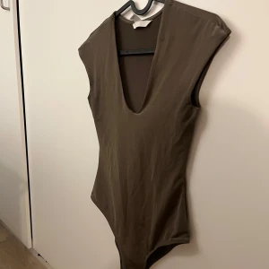 Body  - Body från H&M i storlek XS. Den har en v-ringning. Liten fläck som säkert går bort med medel. 