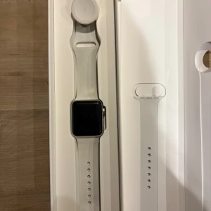 Apple Watch Series 3 silvervit - Apple Watch Series 3  du får med boxen, laddare beskrivningen. Den har några repor men inget man tänker på! 