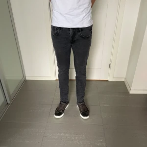 Replay jeans  - Säljer nu dessa Replay Anbass Hyperflex jeans i grå/svart färg, W31 o L30, skriv för fler bilder/frågor🙌🏼