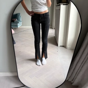 Diesel mörkgrå jeans med slits - Mörkgrå jeans från Diesel, modell Slandy, med låg midja. W26 och L34. Nypris 2160