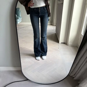 Blå bootcut jeans - Snygga blå bootcut jeans från MiH Jeans