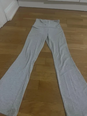 Ljusgrå bootcut leggings - gråa yoga pants från hm i storlek 158 de har en liten oljefläck som inte verkar gå bort men annars är de jättefina och fläcken syns inte när man använder dom eftersom man viker oftast ner yoga pants💗de sitter bra på mig men är lite för korta nu