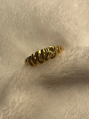 ✨ Guldring – vågig design✨ - Superfin guldring med vågig form som ger ett elegant och modernt uttryck ✨ Perfekt som statement-ring eller i kombination med andra ringar.  ✨ Unik & stilren ✨ Lätt att matcha ✨ Passar både vardag och fest  I fint skick 🤍 Skickas snabbt 📦 Skriv om du vill ha fler bilder!