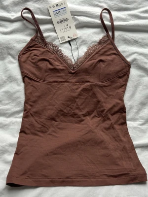 Linne från Zara - Såå fint linne me lite spets detaljer o smala axelband, helt ny o aldrig använd🤍🤍