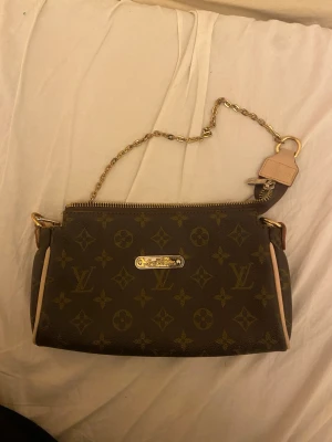 Axelväska  - Fin axelväska perfekt för den är trendig och fin och får plats mycket i den.