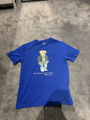 Ralph lauren t-shirt - Säljer en blå t-shirt från Ralph Lauren. Storlek M och skick 10/10. Hör av er!