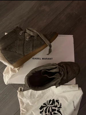 isabel marant skor  - säljer mina isabel marant bobby skor som endast e använda några enstaka gånger så i super fint skick🥹❤️ skriv om ni har nån fråga, är villig för att gå ner i pris vid snabb affär