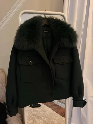 Miotine kappa - Grön Meotine kappa storlek S/M. Knappt använd o väldigt fint skick. Perfekt nu till våren. (Mörka märket på ryggen är vatten då jag torkade bort en lite fläck). Alla knappar sitter som dom ska. Skriv för fler bilder eller frågor. Nypris:3000 kr. Pris går att diskutera vid snabb affär💕