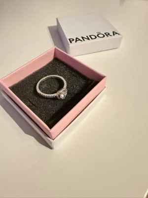 Pandora ring  - Jag säljer en superfin helt ny och oanvänd Pandora ring. Jag köpte den till min tjej men den var i fel storlek och jag hann inte skicka tillbaka den. Perfekt för dig som vill köpa en promise ring till din flickvän. 