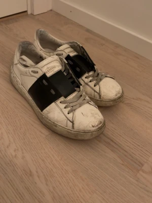 Valentino opens  - Säljer dessa valentino opens då dem är för små! Alla org saker som box dustbag och extra snören följer med ! Smutsen går o tvätta bort med tvål och vatten, priset går att diskutera vid en snabba affär! 