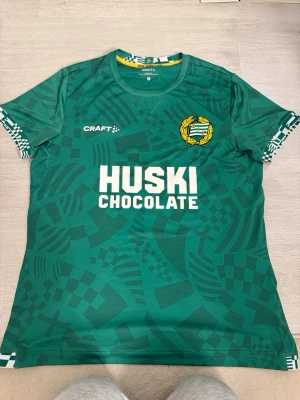 Grön Hammarby matchtröja Craft - Säljer en grön Hammarby matchtröja från Craft, Tröjan har nummer 20 och namnet BESARA på ryggen. Nyskick (orginalpris 1199)