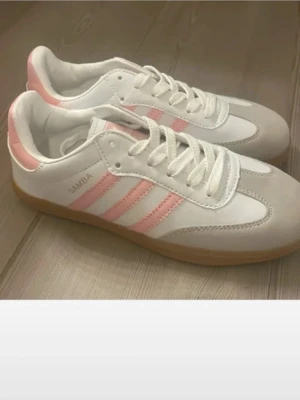 Adidas Samba vita och rosa sneakers - Söljer dessa skor då de inte kommit till användning en ända gång. Köpte dem här på Plick i ny skick🥰