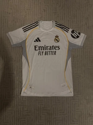 Real Madrid matchtröja Mbappé 10 - Helt ny med tagg, storlek L passar M