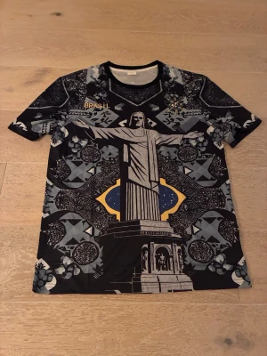 Brasilien fotbollströja  - Helt ny Brasilien tröja. Inga hål inget smuts. Storlek L