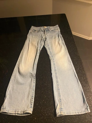 Ljusblå bootcut jeans - Snygga ljusblå jeans med bootcut och klassisk femficksdesign. Jeansen har en avslappnad passform och är tillverkade i mjukt denimtyg. Perfekta för en chill och trendig look.