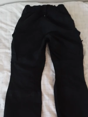 Svarta Pants RVRC - Svarta pants från Revolution Race, fint skick. 4 fickor fram vavid 2 på låren med dragkedja