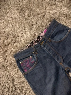 Streetwear jeans - Super dope streetwear jeans by the brand btl. Not a very popular brand but they look very good and are in good condition. For any question or offer im open in dms🙂! Measurements 📊 Length 101cm  Width 41cm  Leg opening 17cm