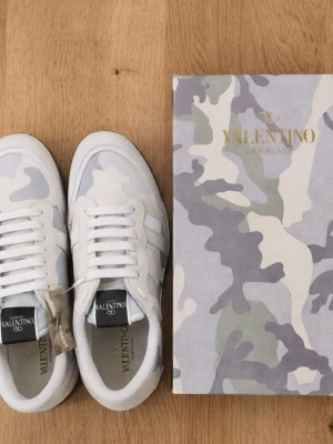 Valentino Garavani Rockrunner sneakers - Fräscha rockrunners använda några gånger nypris ca 6000 kr säljer för mer än hälften. 28 cm utsidan 26 cm insidan kom med bud!!! Box medkommer ej endast Dustbag 