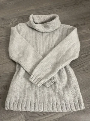 stickad tröja - stickad hemma🩵