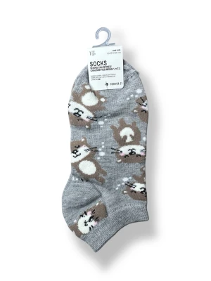 Grå strumpor med uttrar - Säljer ett par grå strumpor med söta uttrar samt små vita bubblor. Strumporna har en mjuk och stretchig känsla och passar perfekt för dig som gillar gulliga djurmotiv. Materialet är stickat och känns bekvämt mot huden. Passar mig som har storlek 37/38