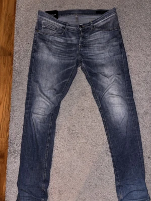 Blåa Dondup George jeans - Tja, säljer dessa blåa dondup jeans i modellen george, skönt bomull material och köpta på NK. Storlek 32. Nypris 3500kr. Mitt pris 899kr