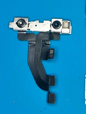 Face ID och frontkamera modul iPhone - Säljer en Face ID och frontkamera modul till iPhone X/Xs/Xs plus. Modulen har svart flexkabel och metallfäste, med flera sensorer och kameror integrerade. Perfekt för dig som behöver byta ut Face ID eller frontkamera på din iPhone.