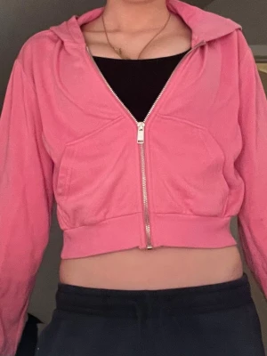 Rosa cropped zip hoodie från h&m - Säljer denna jätte fina knall rosa croppade hoodien med dragkedja i strl S. Använd en del men fortfarande i bra skick. 