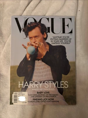 Harry Styles vouge tidning 2020 - Säljer Harry Styles vouge 2020 tidning:) förvarats inplastad och är helt ny. Köpt på press stop i Stockholm. Trycktes bara i begränsad upplaga.