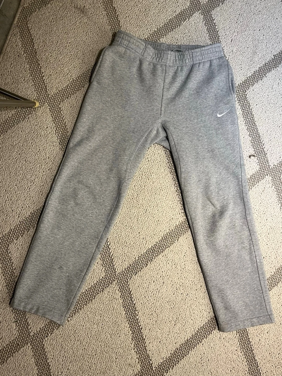 Svarta och grå mjukisbyxor från Nike 2 för 800 1 för 500 - 4