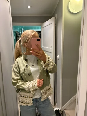 Grön overshirt med virkade detaljer - Superfin o gullig jacka, väldigt tunn så skulle säga att den e perfekt för vår o sommar ❤️
