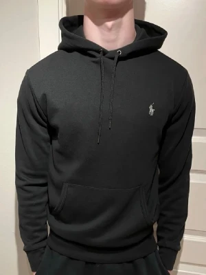Ralph Lauren hoodie  - Säljer en riktigt skön Raffe Hoodie! | Mycket fint skick utan defekter! | Storlek S. | Ställ gärna frågor innan du köper!