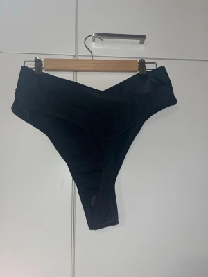 Bikinin alaosa XL - Musta käyttämätön bikinin alaosa. Stringimallinen. Koko XL. Vyötärön leveys n 40cm, pituus n 32cm.  Eläintalous MMM Katsothan myös muut ilmoitukseni Tarjoa 