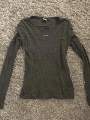 vintage tajt topp  - mörkgrå vintage tajt långärmad topp från e sprit , jätte fint skick! står stl M i men är som en S 💞