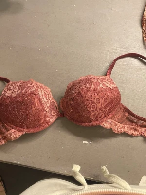 Bh - Jätte fin intimissmi bh med spets helt ny då den vart för liten 