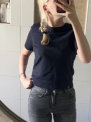 Mörkblå topp  - ❣️Säljer denna topp från Zara i storlek xs då den inte används. Använd max 5 gånger. 