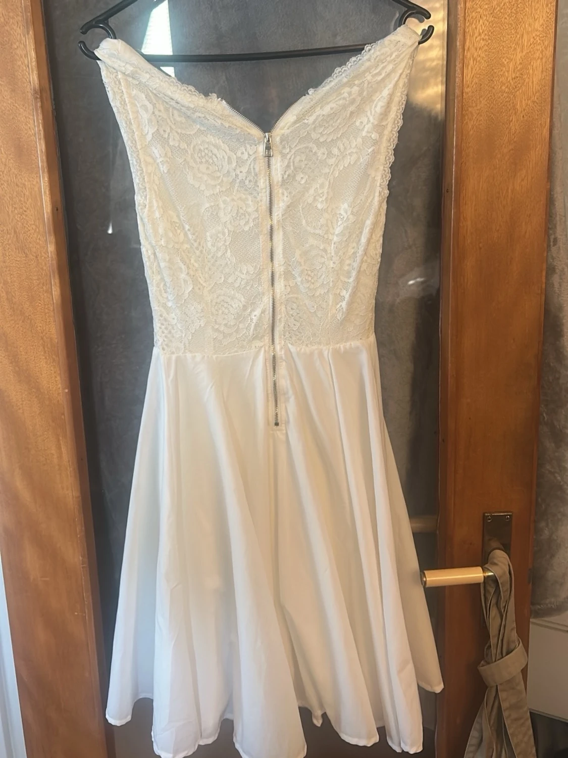 Vit spetsklänning med v-ringning - 1